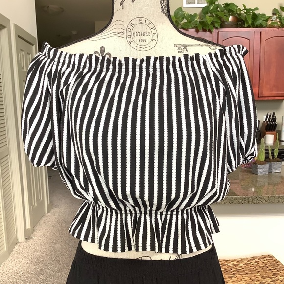 🤩 H&M Crop Top and Skirt Set 🤩 - Picture 4 of 9